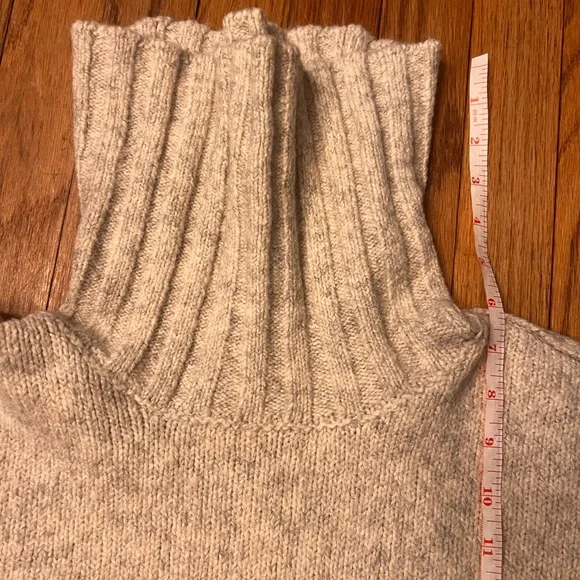Michael Kors Turtleneck Sweater (M) - Picture 3 of 9